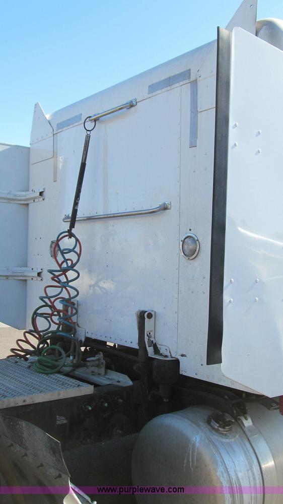 image for item G5577 1998 Peterbilt 377 semi truck