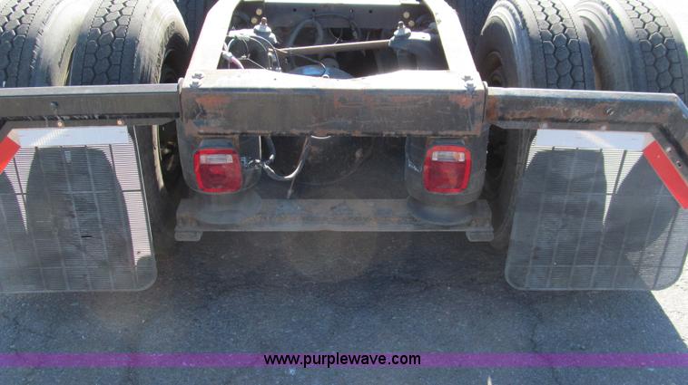 image for item G5577 1998 Peterbilt 377 semi truck