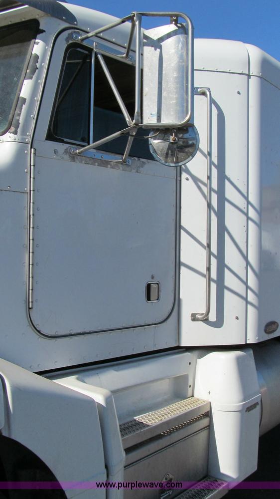image for item G5577 1998 Peterbilt 377 semi truck