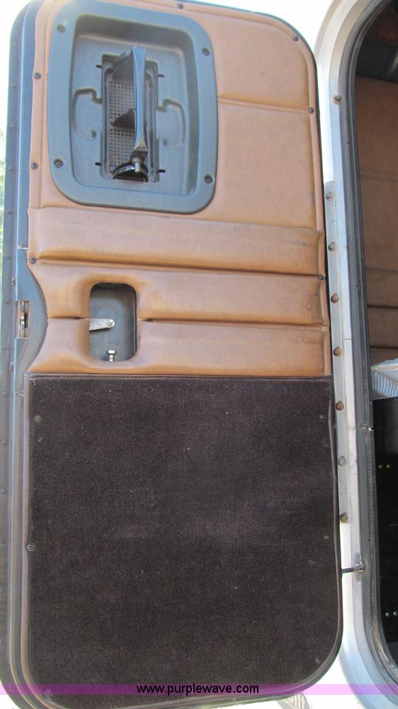 image for item G5577 1998 Peterbilt 377 semi truck