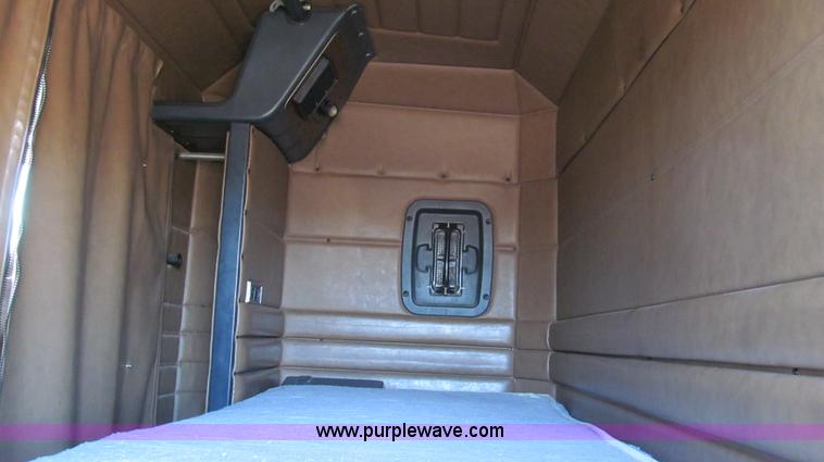 image for item G5577 1998 Peterbilt 377 semi truck