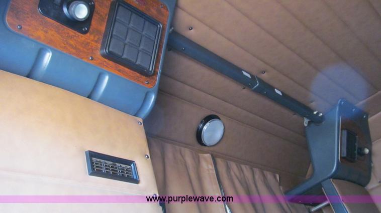 image for item G5577 1998 Peterbilt 377 semi truck