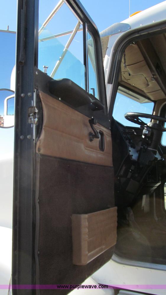 image for item G5577 1998 Peterbilt 377 semi truck