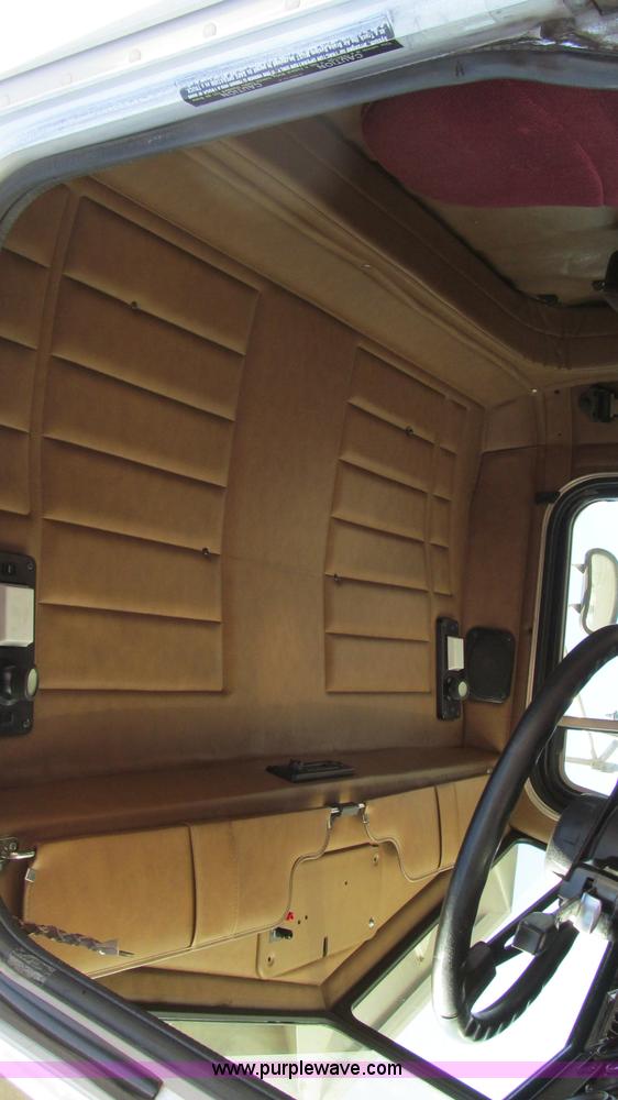 image for item G5577 1998 Peterbilt 377 semi truck