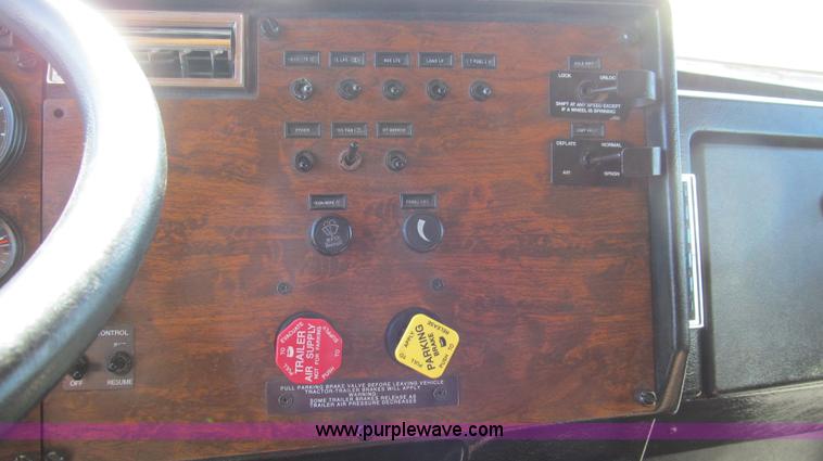 image for item G5577 1998 Peterbilt 377 semi truck