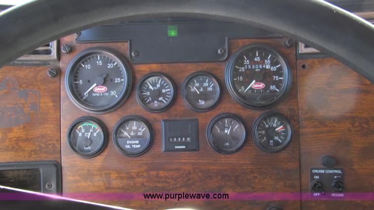 image for item G5577 1998 Peterbilt 377 semi truck