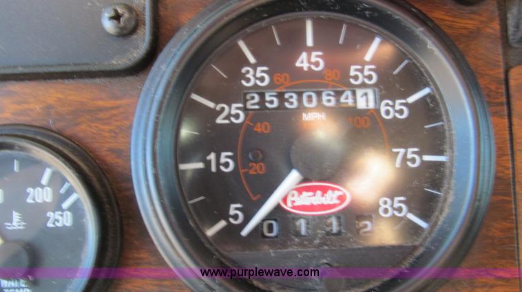 image for item G5577 1998 Peterbilt 377 semi truck