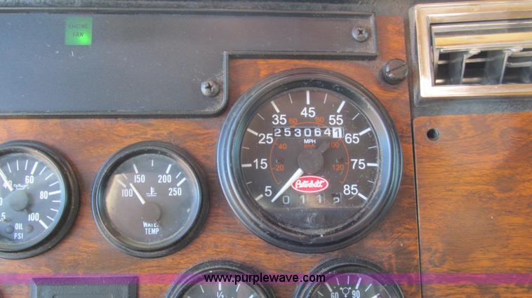 image for item G5577 1998 Peterbilt 377 semi truck