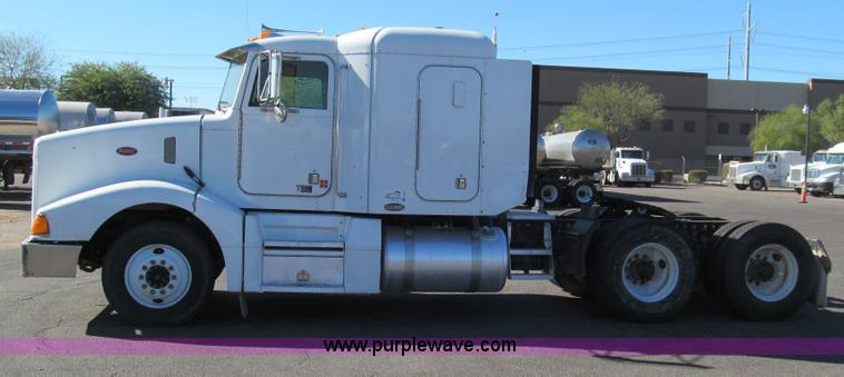 image for item G5578 2000 Peterbilt 377 semi truck