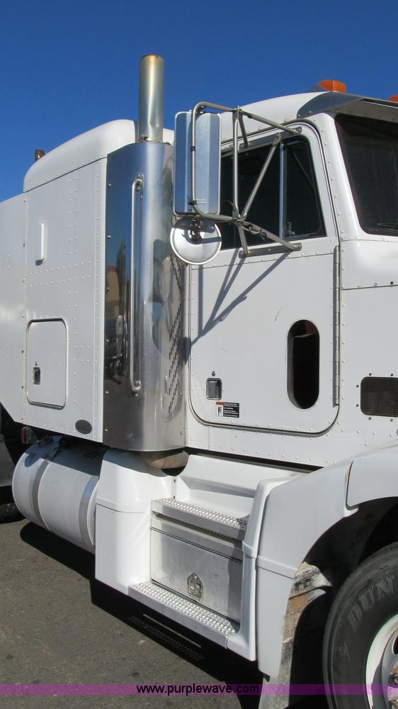 image for item G5578 2000 Peterbilt 377 semi truck