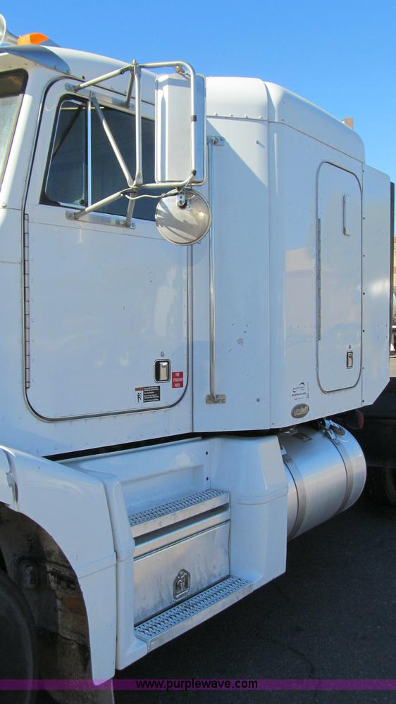 image for item G5578 2000 Peterbilt 377 semi truck