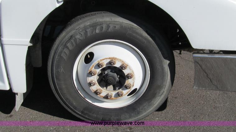 image for item G5578 2000 Peterbilt 377 semi truck