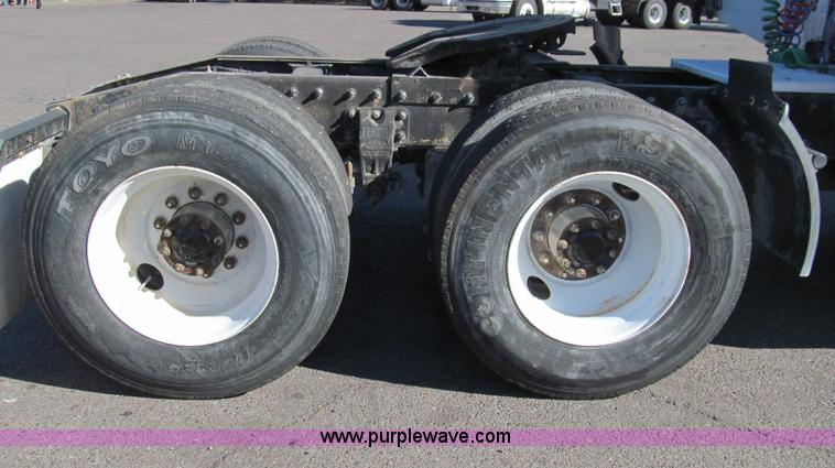 image for item G5578 2000 Peterbilt 377 semi truck