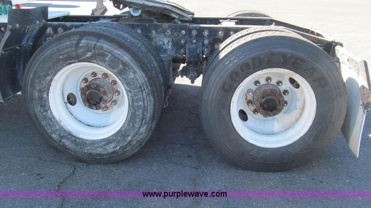 image for item G5578 2000 Peterbilt 377 semi truck