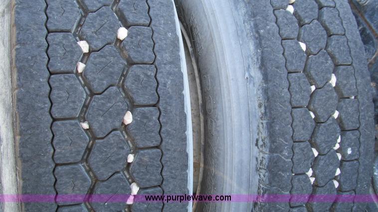 image for item G5578 2000 Peterbilt 377 semi truck