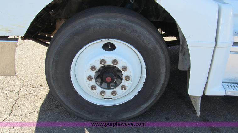 image for item G5578 2000 Peterbilt 377 semi truck