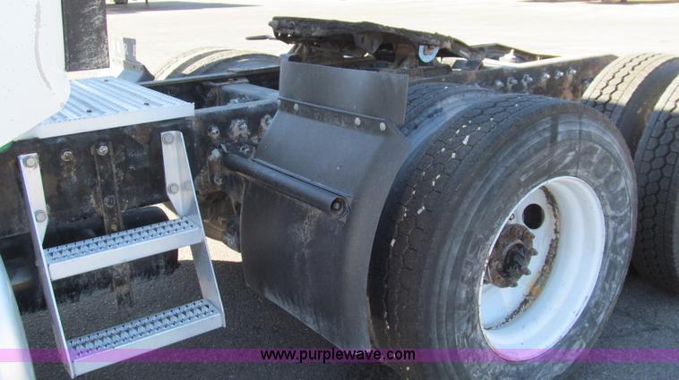 image for item G5578 2000 Peterbilt 377 semi truck