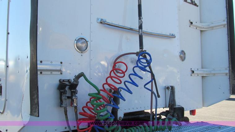 image for item G5578 2000 Peterbilt 377 semi truck