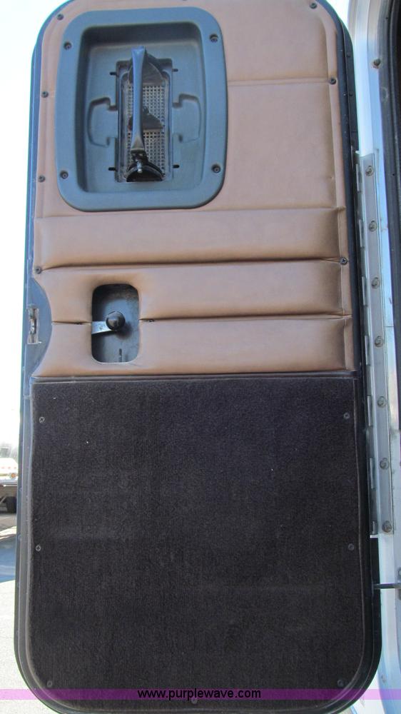 image for item G5578 2000 Peterbilt 377 semi truck