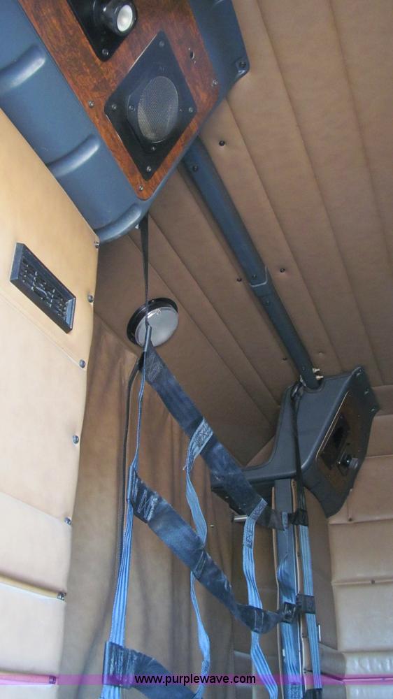 image for item G5578 2000 Peterbilt 377 semi truck