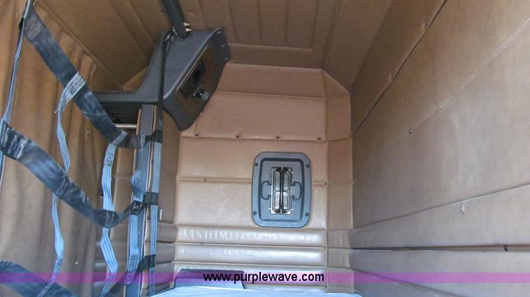 image for item G5578 2000 Peterbilt 377 semi truck