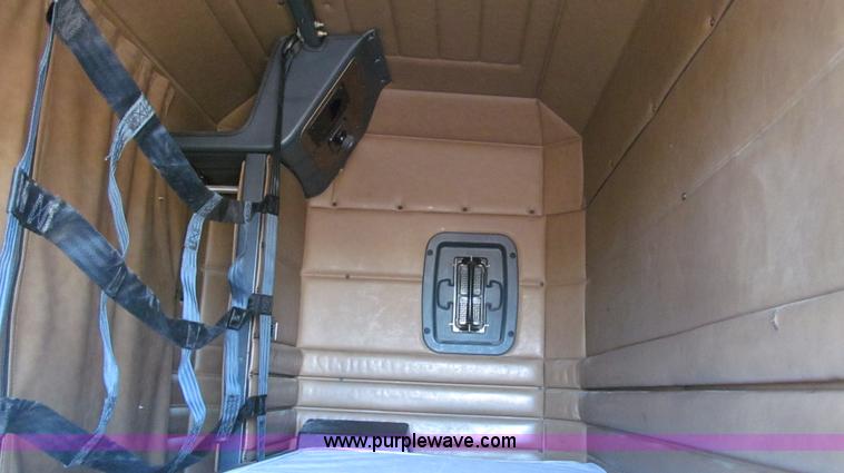 image for item G5578 2000 Peterbilt 377 semi truck