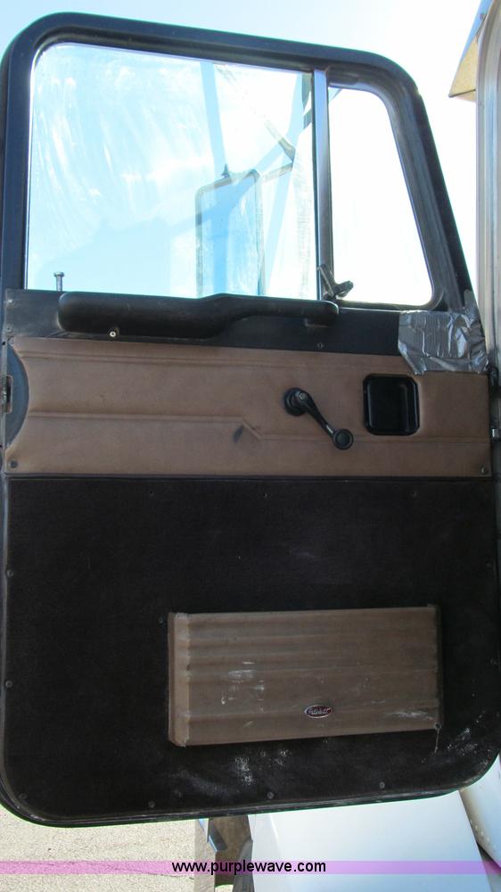 image for item G5578 2000 Peterbilt 377 semi truck