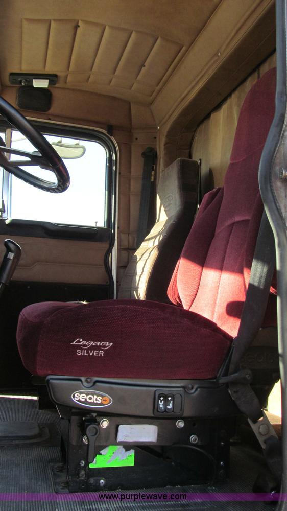 image for item G5578 2000 Peterbilt 377 semi truck