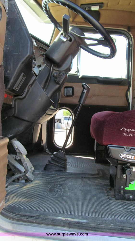 image for item G5578 2000 Peterbilt 377 semi truck