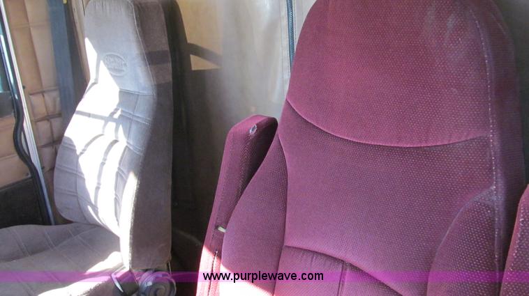 image for item G5578 2000 Peterbilt 377 semi truck