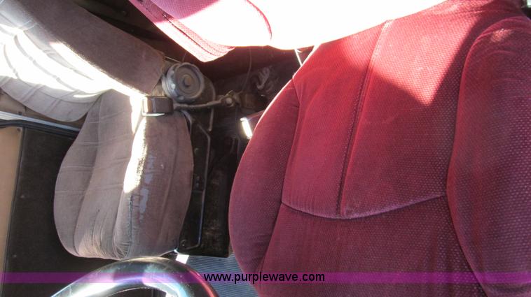 image for item G5578 2000 Peterbilt 377 semi truck