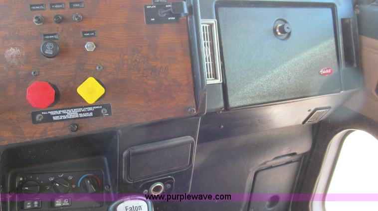 image for item G5578 2000 Peterbilt 377 semi truck