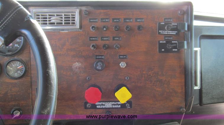 image for item G5578 2000 Peterbilt 377 semi truck