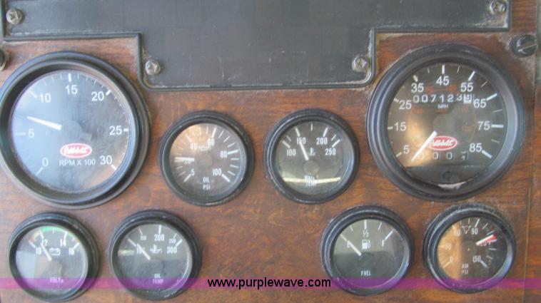 image for item G5578 2000 Peterbilt 377 semi truck