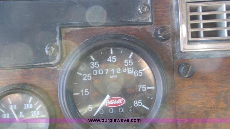 image for item G5578 2000 Peterbilt 377 semi truck