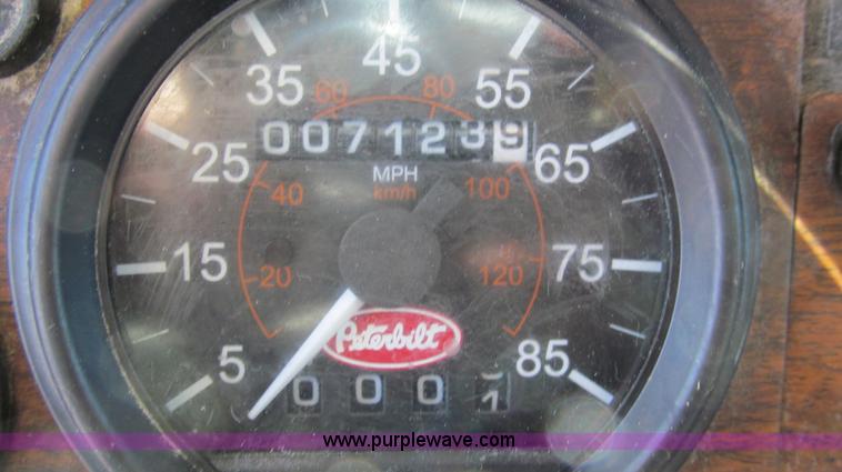 image for item G5578 2000 Peterbilt 377 semi truck