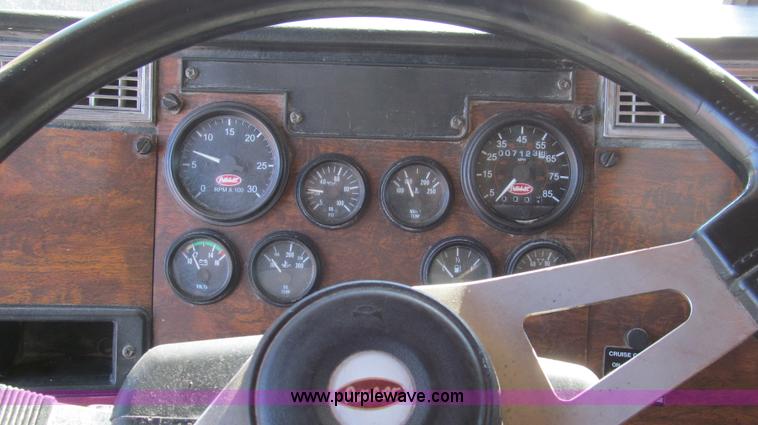 image for item G5578 2000 Peterbilt 377 semi truck