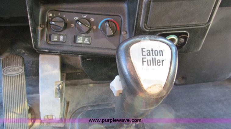 image for item G5578 2000 Peterbilt 377 semi truck