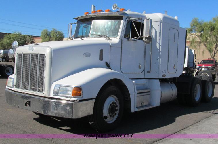 image for item G5579 1999 Peterbilt 377 semi truck