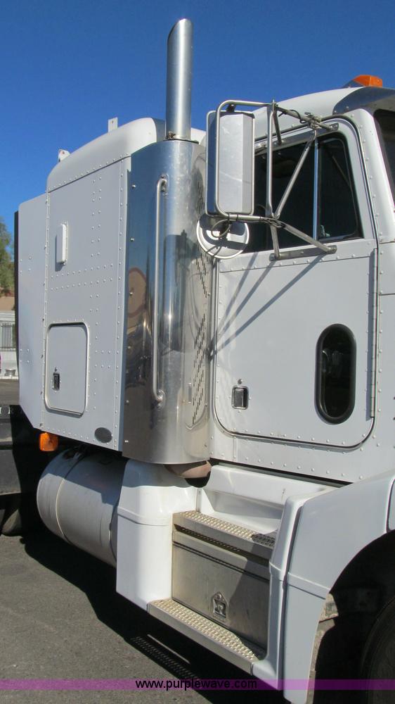 image for item G5579 1999 Peterbilt 377 semi truck