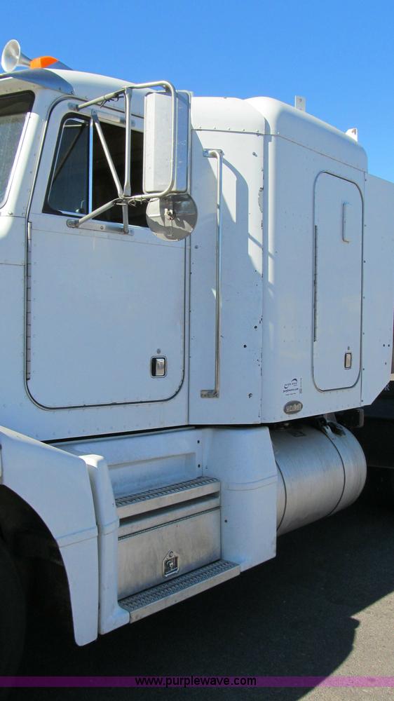 image for item G5579 1999 Peterbilt 377 semi truck