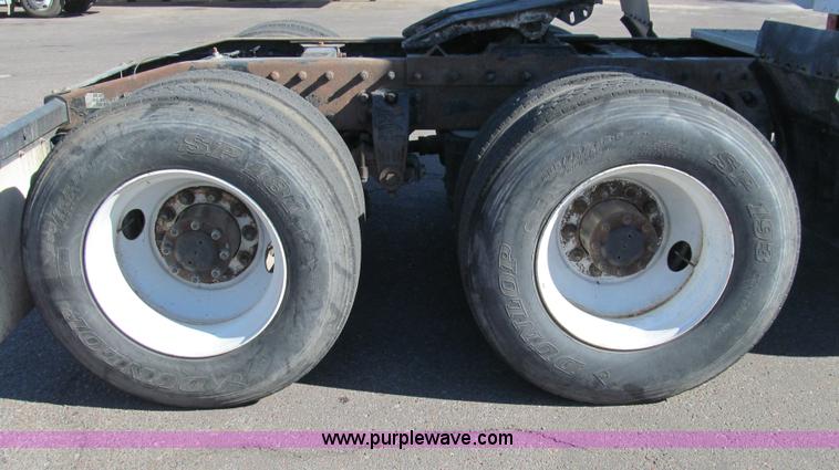 image for item G5579 1999 Peterbilt 377 semi truck