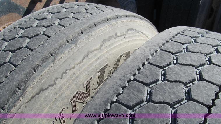 image for item G5579 1999 Peterbilt 377 semi truck