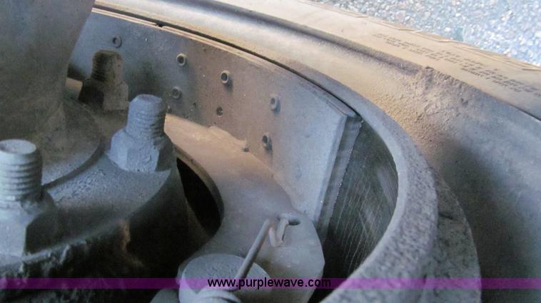 image for item G5579 1999 Peterbilt 377 semi truck