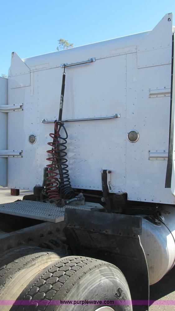 image for item G5579 1999 Peterbilt 377 semi truck