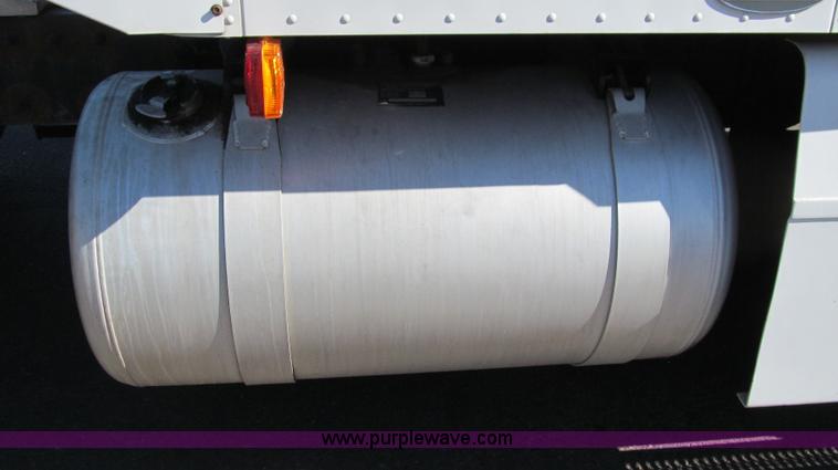 image for item G5579 1999 Peterbilt 377 semi truck