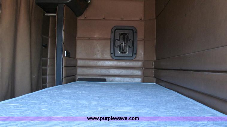 image for item G5579 1999 Peterbilt 377 semi truck