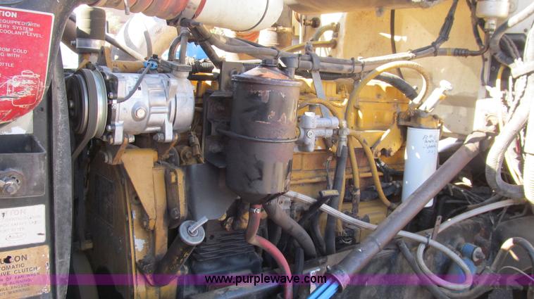 image for item G5579 1999 Peterbilt 377 semi truck