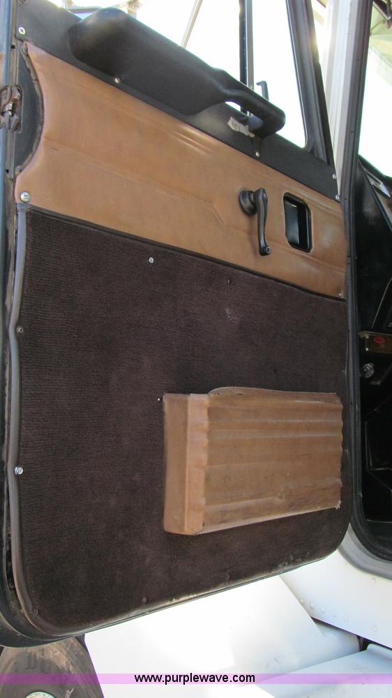 image for item G5579 1999 Peterbilt 377 semi truck