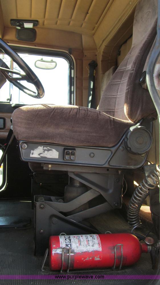 image for item G5579 1999 Peterbilt 377 semi truck